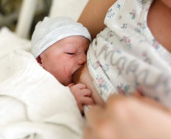 𝙇𝙖 𝙡𝙖𝙘𝙩𝙖𝙣𝙘𝙞𝙖 𝙢𝙖𝙩𝙚𝙧𝙣𝙖 𝙚𝙨 vital en bebés prematuros