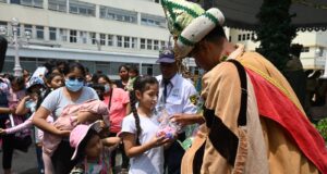 Los Reyes Magos llegan al INSN y entregaron regalos a más de 100 pacientes durante la tradicional Bajada de Reyes