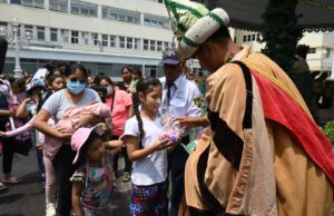 Los Reyes Magos llegan al INSN y entregaron regalos a más de 100 pacientes durante la tradicional Bajada de Reyes
