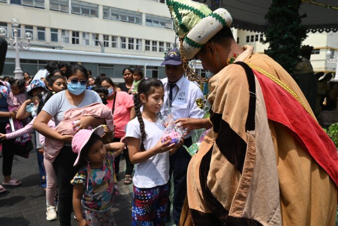 Los Reyes Magos llegan al INSN y entregaron regalos a más de 100 pacientes durante la tradicional Bajada de Reyes