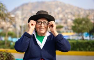 Midis entrega lentes de lectura a usuarios de Pensión 65 en VMT para mejorar su calidad de vida