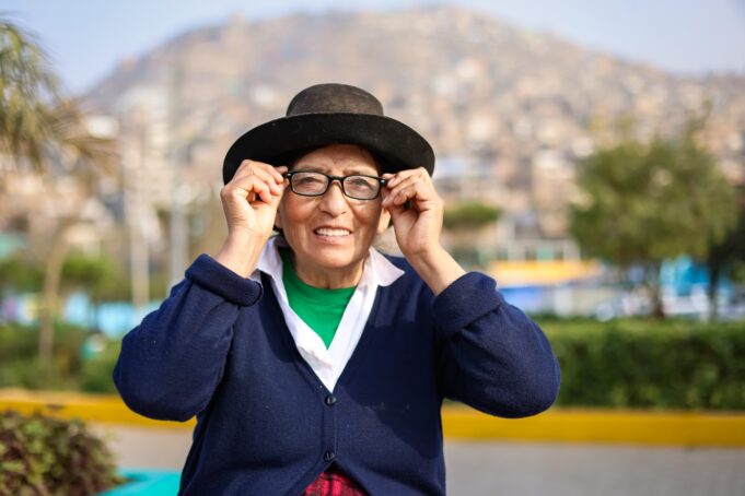 Midis entrega lentes de lectura a usuarios de Pensión 65 en VMT para mejorar su calidad de vida