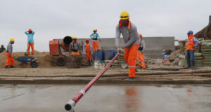 Construyen las losas deportivas más altas de Lima en Villa María del Triunfo