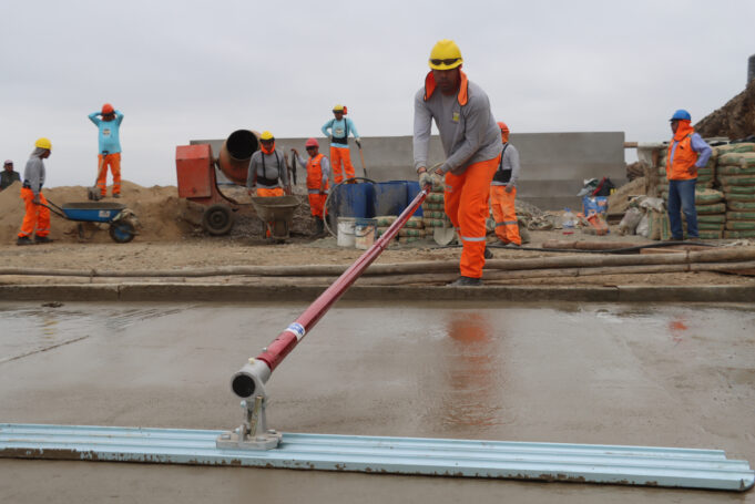 Construyen las losas deportivas más altas de Lima en Villa María del Triunfo