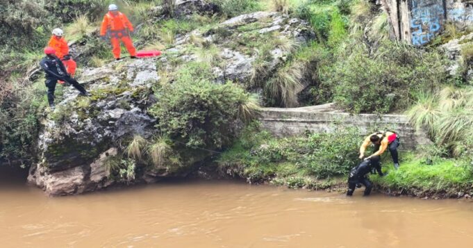 Buzos de la Policía Nacional de Lima viajaron a Huancavelica para buscar a joven madre que se cayó al río Ichu