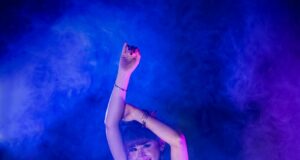 Ale Trujillo, llega a la telenovela «Pobre Novio» de Latina con «Déjate Querer»