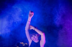 Ale Trujillo, llega a la telenovela «Pobre Novio» de Latina con «Déjate Querer»