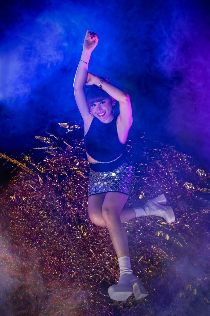 Ale Trujillo, llega a la telenovela «Pobre Novio» de Latina con «Déjate Querer»