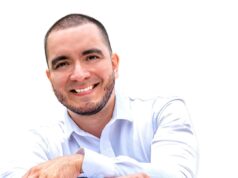 El talentoso escritor, hijo predilecto de Jesús María, Luiz Carlos Reátegui presenta su nueva edición de su libro «El Susurro de tu piel»