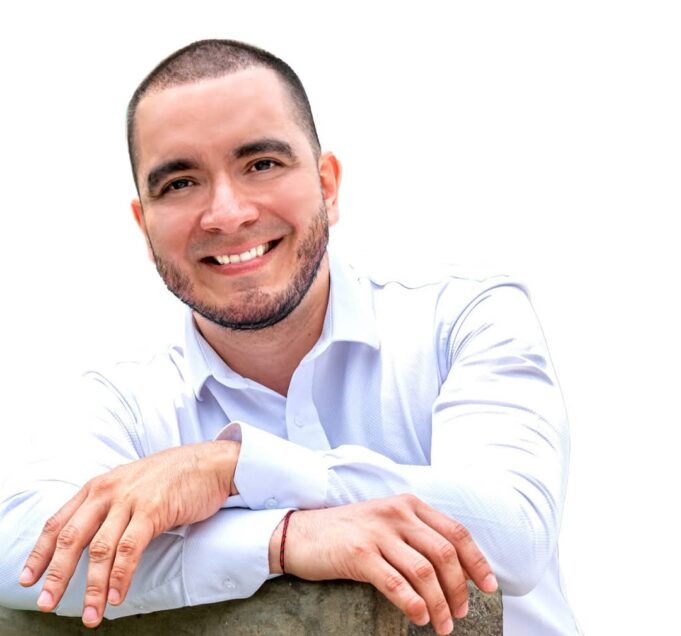 El talentoso escritor, hijo predilecto de Jesús María, Luiz Carlos Reátegui presenta su nueva edición de su libro «El Susurro de tu piel»