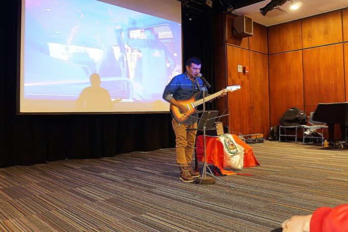 Escritor y periodista peruano presentó “Poetry Show» en New York