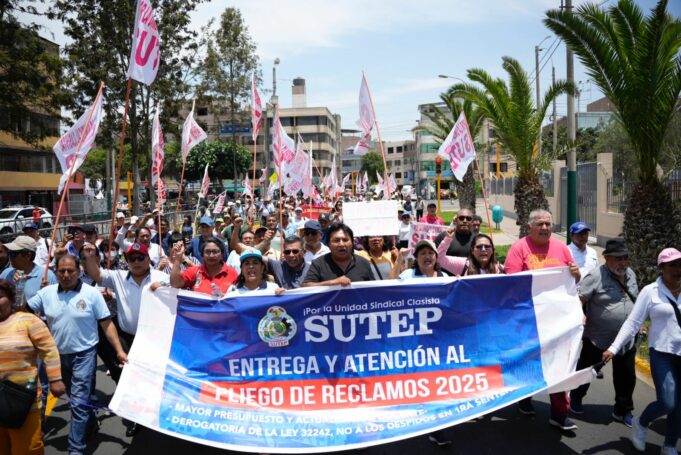 SUTEP entrega al MINEDU pliego de reclamos 2025-2026, en el que destacan demandas clave para el sector educativo