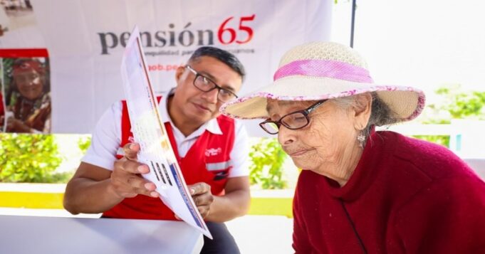 VMT: Midis entrega lentes de lectura a usuarios de Pensión 65 para mejorar su calidad de vida y sus actividades
