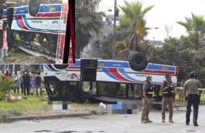 Accidente fatal en San Martín de Porres:Dos adultos y un menor mueren tras volcadura de cúster