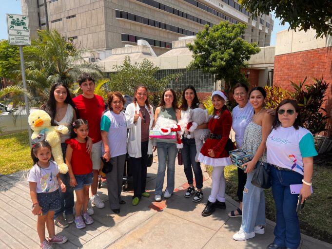 Jóvenes peruanos llevan alegría al Hospital Neoplásicas