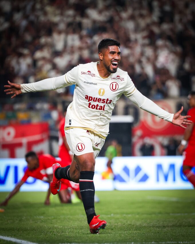 Universitario le ganó en el final a Panamá 2-1 en su “Noche Crema”