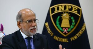 Piden salida de jefe del INPE por fuga de preso, cuestionado funcionario Javier Llaque se aferra al cargo