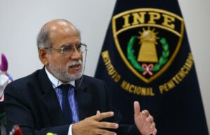 Piden salida de jefe del INPE por fuga de preso, cuestionado funcionario Javier Llaque se aferra al cargo