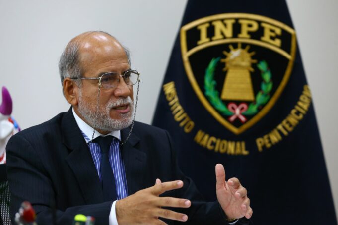 Piden salida de jefe del INPE por fuga de preso, cuestionado funcionario Javier Llaque se aferra al cargo