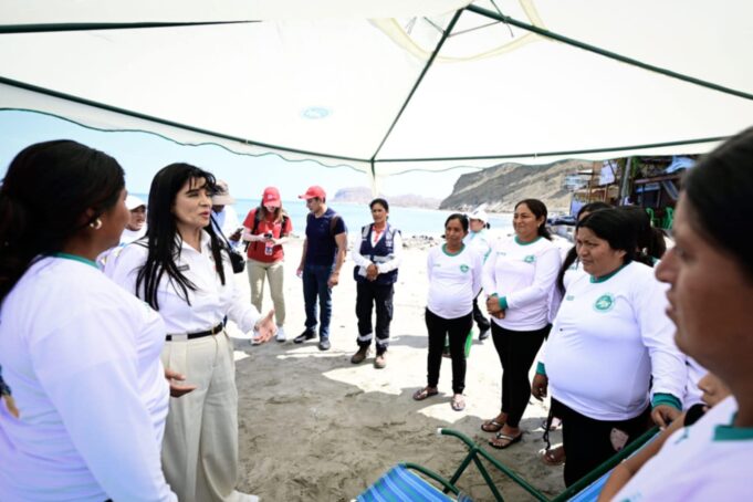 Ministra Desilú León coordina reactivación del turismo en playas norteñas afectadas por oleajes