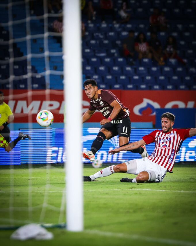 Universitario se estrenó este 2025 derrotando a Junior en Barranquilla por 3-1