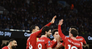 Liverpool se aleja en la Premier League tras derrotar al Manchester City 2-0