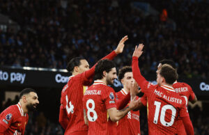 Liverpool se aleja en la Premier League tras derrotar al Manchester City 2-0