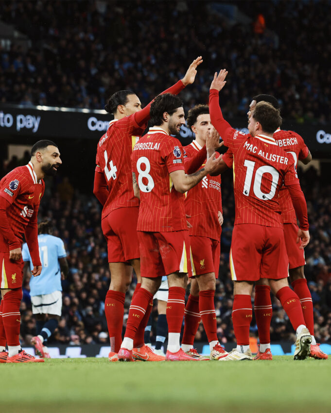 Liverpool se aleja en la Premier League tras derrotar al Manchester City 2-0