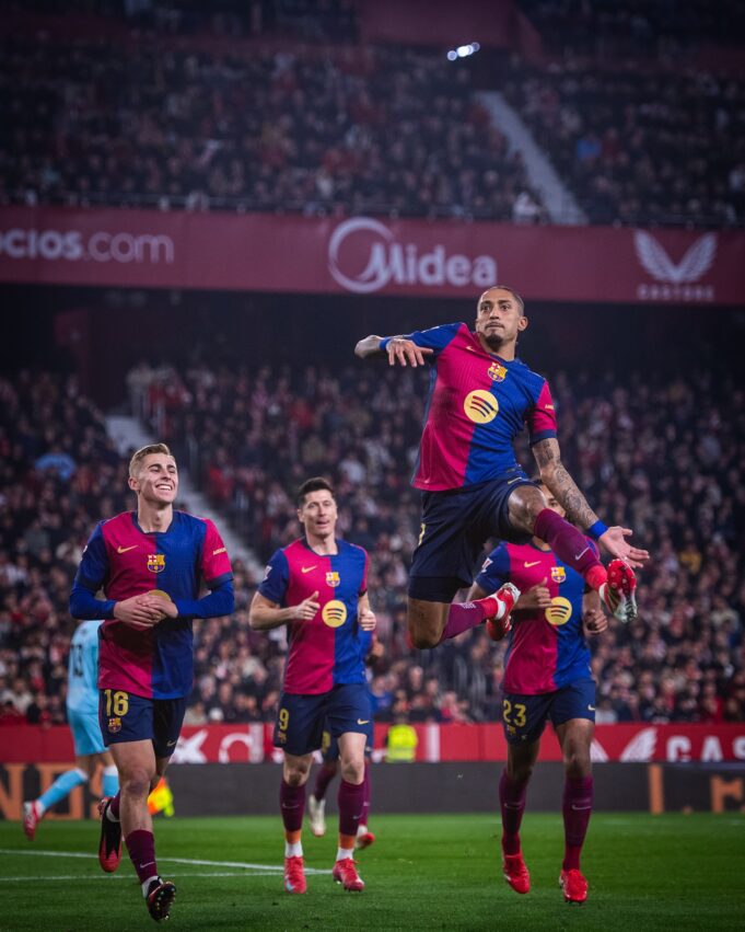 Barcelona goleó al Sevilla 4-1 y se acercó a líderes Real Madrid y Atlético de Madrid