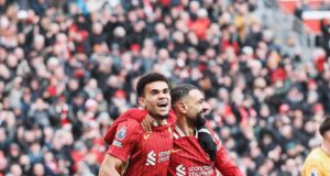 Líder Liverpool mantuvo la diferencia de siete puntos sobre el Arsenal