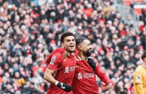 Líder Liverpool mantuvo la diferencia de siete puntos sobre el Arsenal