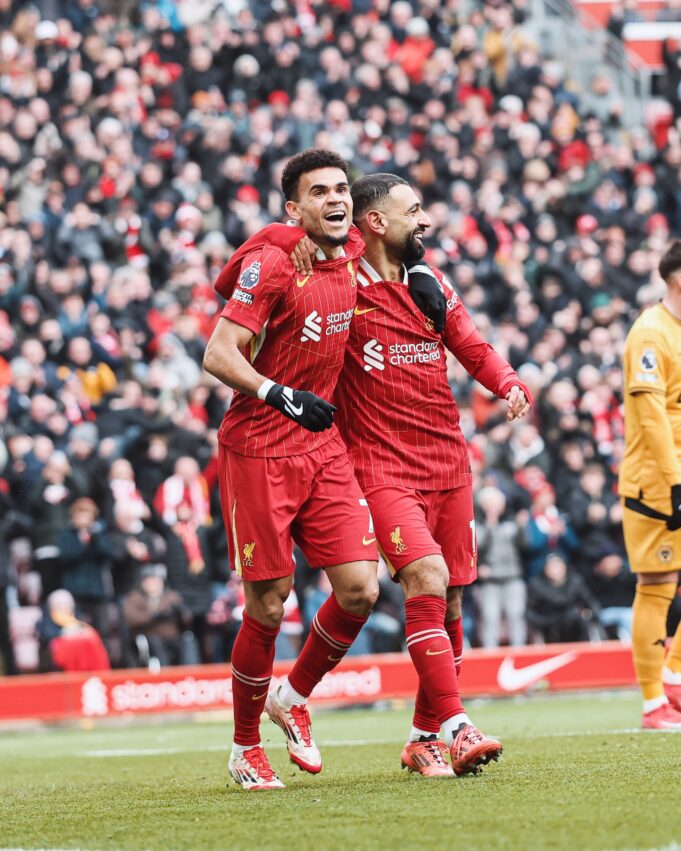 Líder Liverpool mantuvo la diferencia de siete puntos sobre el Arsenal