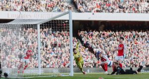 Arsenal cayó ante West Ham 1-0 y no pudo acortar distancias con líder Liverpool