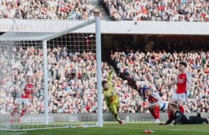 Arsenal cayó ante West Ham 1-0 y no pudo acortar distancias con líder Liverpool