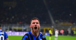 Inter de Milán le ganó a la Fiorentina 2-1 y se puso a un punto del líder Nápoles