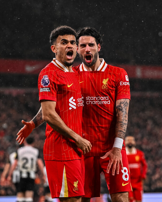 Líder Liverpool venció al Newcastle 2-0 y se aleja del Arsenal en la Premier League