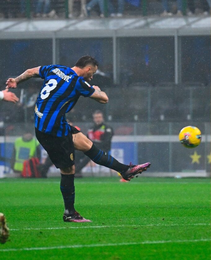 Inter de Milán se clasificó a semifinales de la Copa Italia al derrotar 2-0 a Lazio