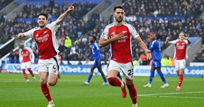 Arsenal le ganó al Leicester 2-0 y se acerca al líder Liverpool en la Premier League