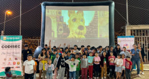 Niños Villamarianos disfrutan de un día de cine en pantalla gigante