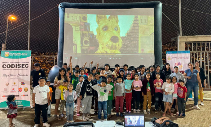 Niños Villamarianos disfrutan de un día de cine en pantalla gigante