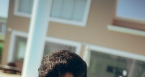 Emil lanza ‘Tokio’, canción donde cuenta la historia de un amor de verano(VIDEO)