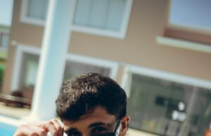 Emil lanza ‘Tokio’, canción donde cuenta la historia de un amor de verano(VIDEO)