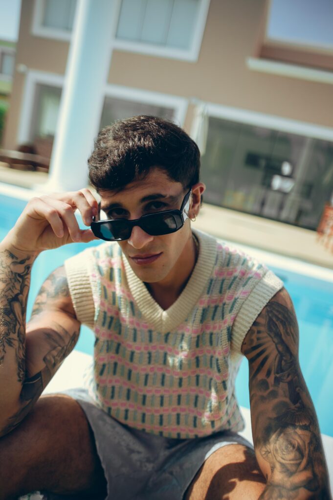 Emil lanza ‘Tokio’, canción donde cuenta la historia de un amor de verano(VIDEO)