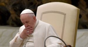 Papa Francisco sufre crisis respiratoria en medio de su hospitalización