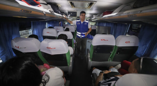 SUTRAN orienta a pasajeros y conductores en el terminal Plaza Norte sobre seguridad vial