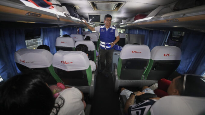 SUTRAN orienta a pasajeros y conductores en el terminal Plaza Norte sobre seguridad vial