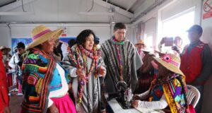 Midis inaugura Tambo flotante en la isla Titicaca