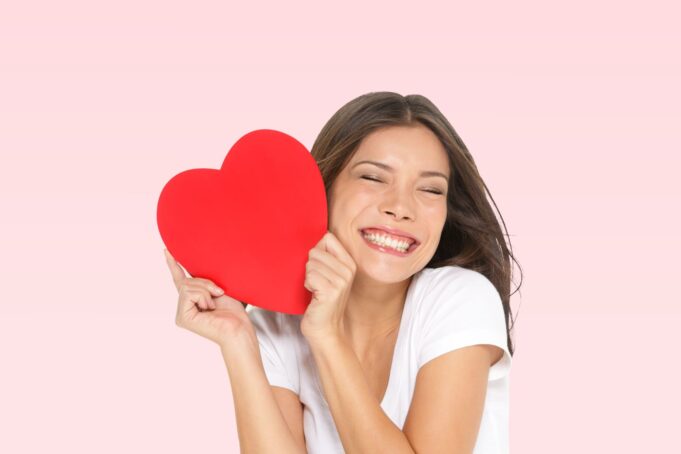 Besa con confianza: Guía para mantener tus dientes sanos este San Valentín