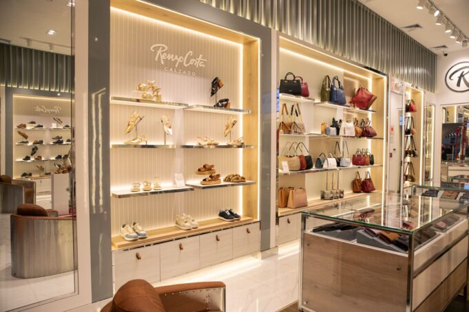 Renzo Costa presenta su nuevo formato de tienda en C.C. Plaza Norte.