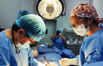 INSN: Bebé prematuro se jugó la vida en cirugía a corazón abierto